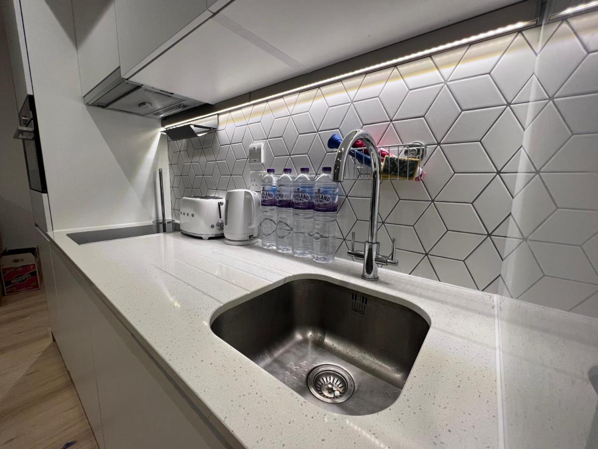 London Luxxe Suites & Apartments - London Heathrow Airport, Terminal 1 2 3 4 5 ฮิลลิงดัน ภายนอก รูปภาพ