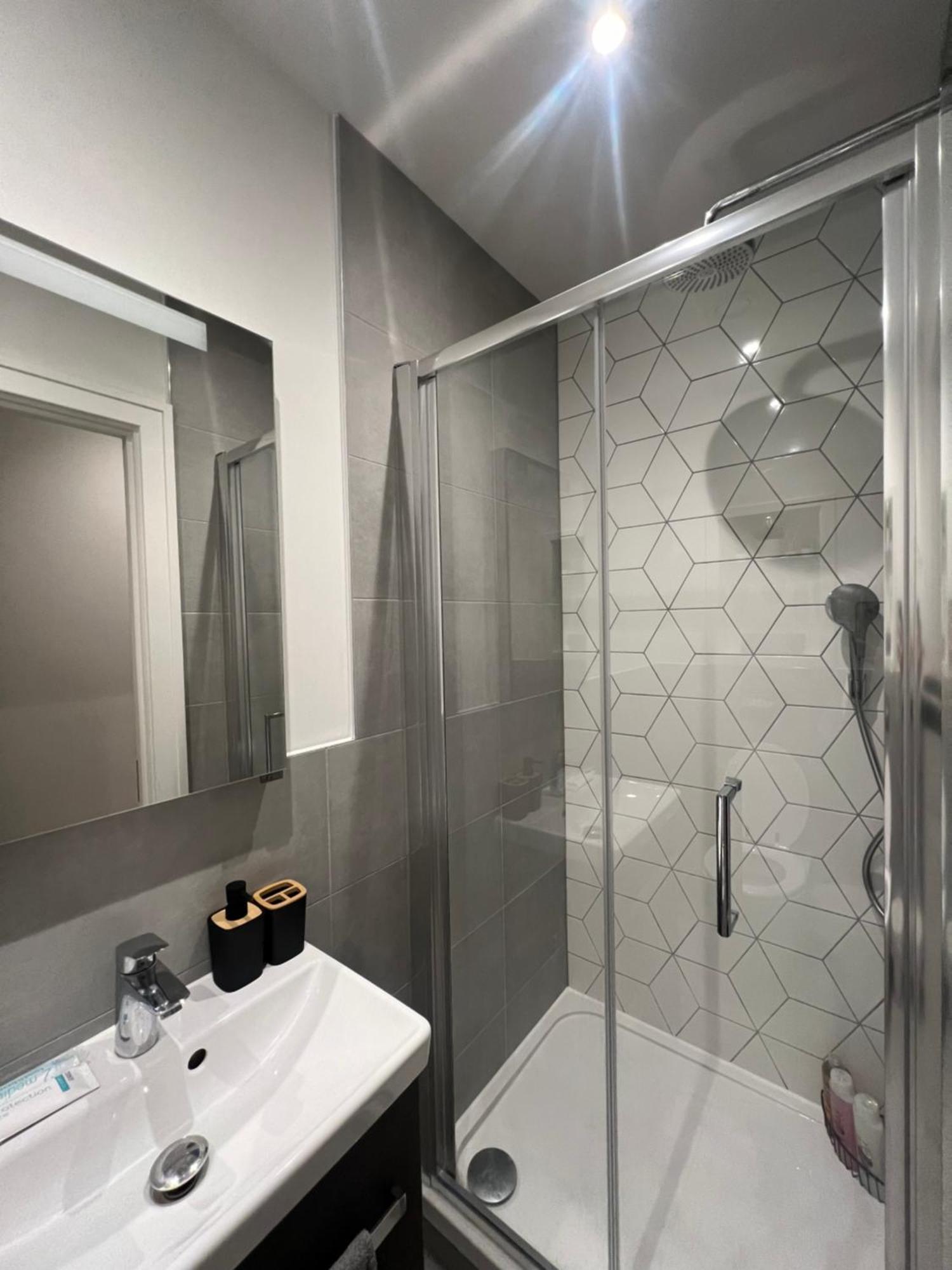 London Luxxe Suites & Apartments - London Heathrow Airport, Terminal 1 2 3 4 5 ฮิลลิงดัน ภายนอก รูปภาพ