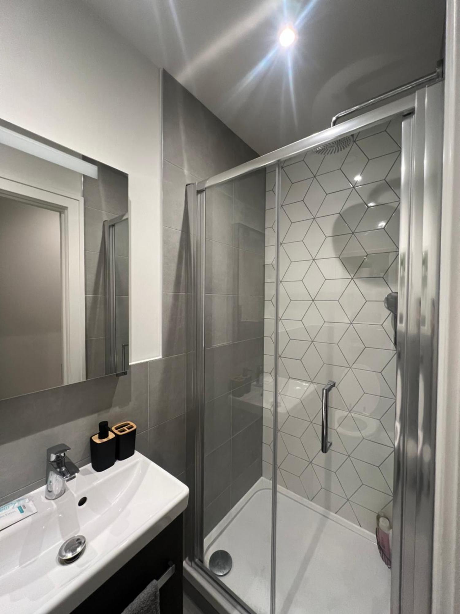 London Luxxe Suites & Apartments - London Heathrow Airport, Terminal 1 2 3 4 5 ฮิลลิงดัน ภายนอก รูปภาพ